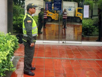 Polic&iacute;as custodian la sede principal de atenci&oacute;n al p&uacute;blico de Electricaribe en Barranquilla (Colombia).