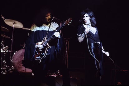 El 1974 Queen era, básicamente, una banda de rock duro. Fue con el álbum 'A night at the opera', de 1975, cuando el grupo amplió su estilo y comenzó a captar a un público masivo. Esta imagen corresponde a un concierto de 1974 en Londres.