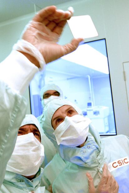 El director del centro de Microelectrónica, Emilio Lora, y Garmendia.