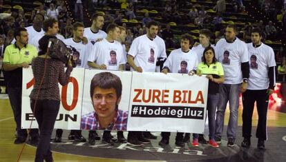 Los jugadores del Bilbao Basket con una pancarta en favor del desparecido Hodei Egiluz.