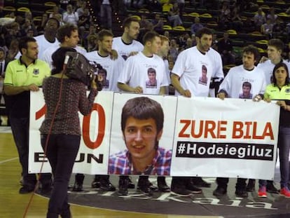 Los jugadores del Bilbao Basket con una pancarta en favor del desparecido Hodei Egiluz.