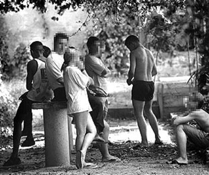 Un grupo de menores reunido en el patio de un centro de Godella, en una imagen de archivo.