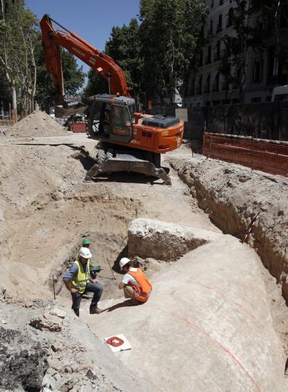 La conducción hallada bajo Serrano, que se conecta a un tramo de la muralla.