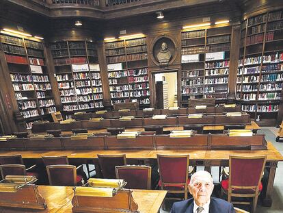 <b>Stéphane Hessel, uno de los padres de la Declaración Universal de los Derechos Humanos y autor del manifiesto <i>¡Indignaos!, </i>fotografiado el año pasado en la biblioteca del Colegio de Abogados de Barcelona.</b>