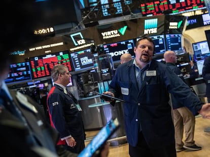 Wall Street se asoma al descontento social y a la fiebre especulativa