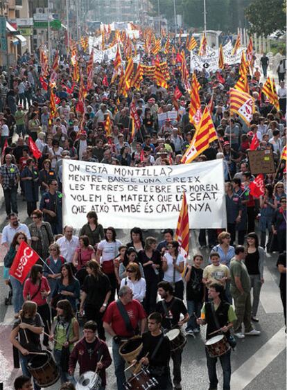 Miles de personas en la manifestación de ayer en tortosa en demanda de trabajo.