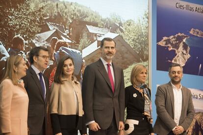 Como ya es tradicional, los Reyes de España han inaugurado hoy, miércoles 17, la 38 edición de la Feria Internacional de Turismo de Madrid, en Ifema. En la foto, visitando el estand de Galicia (pabellón 9).