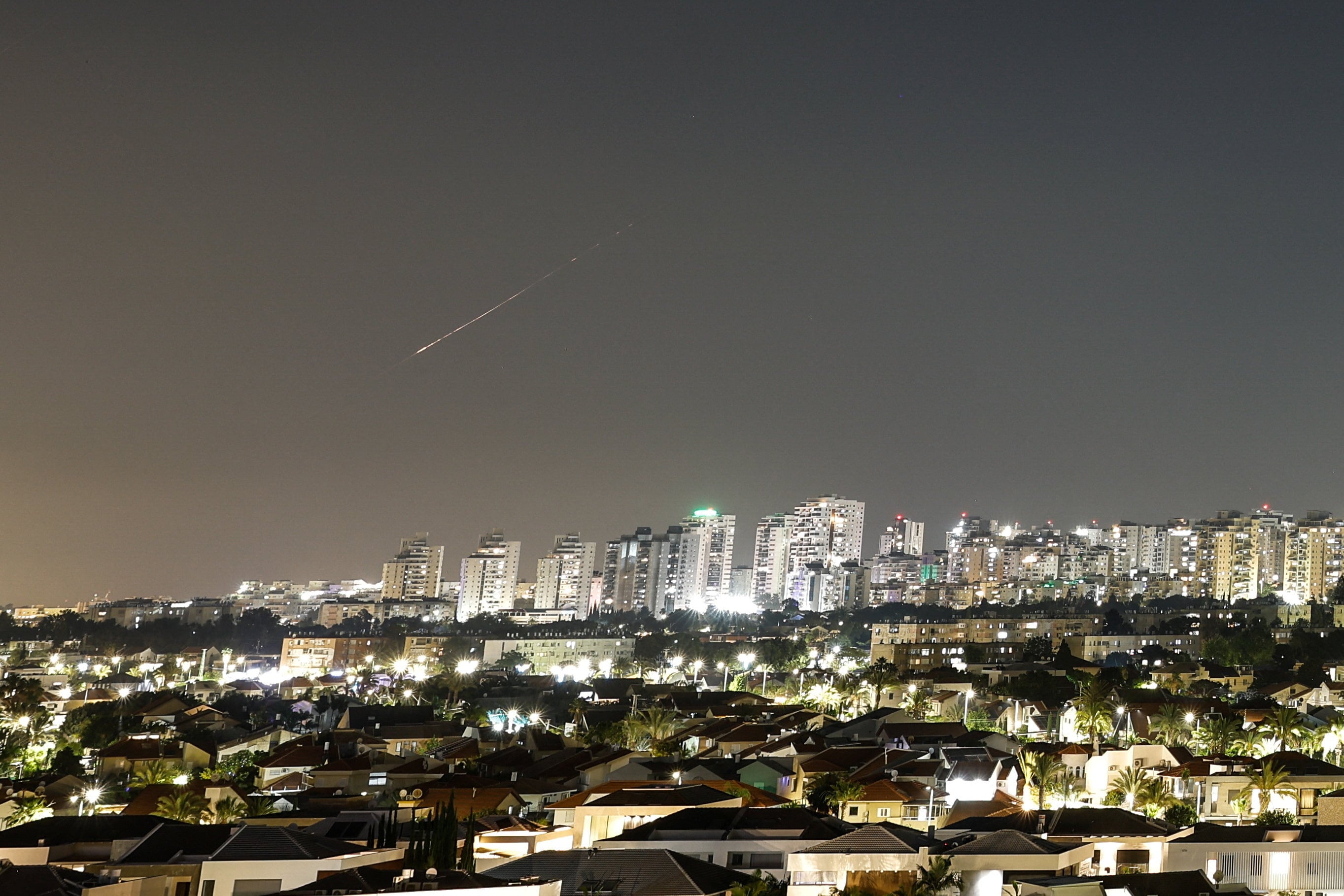 Irán dispara misiles contra Israel por primera vez desde el alto el fuego, tras bombardear Netanyahu los suburbios de Beirut