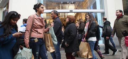 Consumidores realizando compras ayer en el centro de Madrid. 