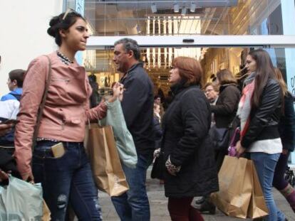Consumidores realizando compras ayer en el centro de Madrid. 