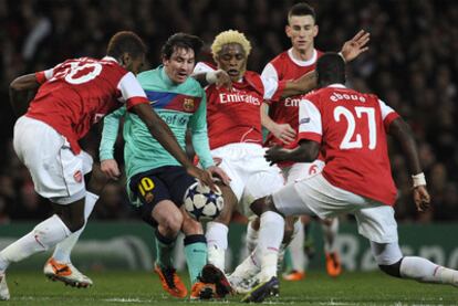 Messi intenta controlar el balón ante el acoso de Djourou, Song y Eboué.