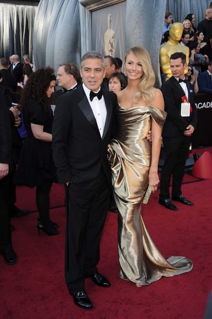 George Clooney llegó a la ceremonia de la mano de su novia, la actriz y exluchadora profesional Stacy Keibler, luciendo esmoquin de Giorgio Armani, camisa blanca y pajarita negra.