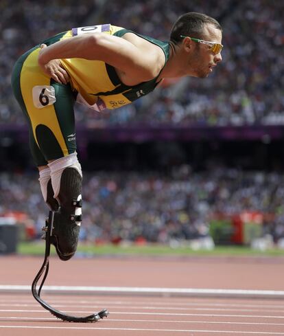 El sudafricano Oscar Pistorius se prepara para correr en la carrea de 400 metros.