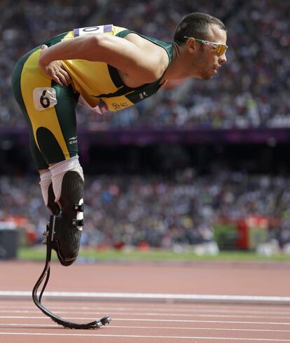 The South African Oscar Pistorius prepares to run on the 400 meter road.