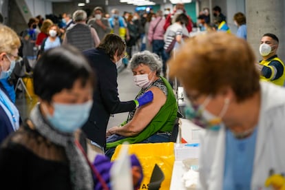 Vacunación en el WiZink Center, en Madrid, el viernes 9 de abril de 2021.