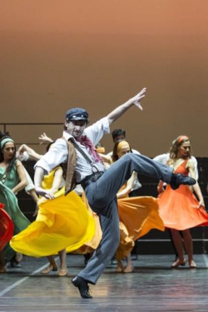 El bailarín Rodrigo Guzmán en el papel de Zorba el griego.