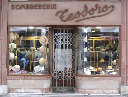 De los muchos talleres y tiendas de sombreros que antaño había en esta calle todavía queda la sombrerería Teodoro.