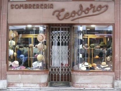 De los muchos talleres y tiendas de sombreros que anta&ntilde;o hab&iacute;a en esta calle todav&iacute;a queda la sombrerer&iacute;a Teodoro.