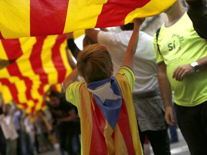 Un niño acude a una manifestación en Barcelona.