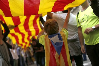 Un niño acude a una manifestación en Barcelona.