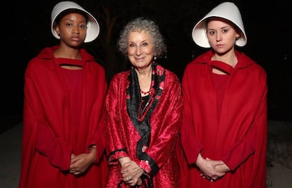 Margaret Atwood, ganadora de un EMY por 'El cuento de la criada' en 2017, durante la fiesta posterior a la ceremonia.