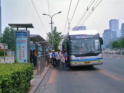 Pekín. El autobús es el medio de transporte más asequible: 2 yuanes  por trayecto, unos 30 céntimos de euro.