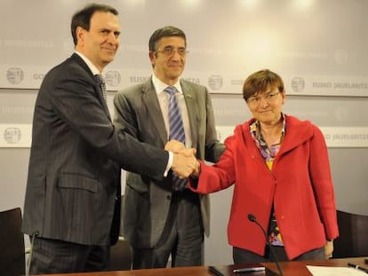 El ‘lehendakari’, Patxi López (centro), participó ayer con la consejera Gemma Zabaleta y el presidente de Aernnova, Juan Ignacio López Gandásegui, en la firma de un acuerdo sobre empleo y formación.