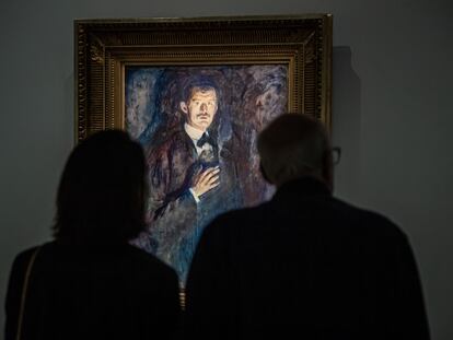 Visitantes delante de 'Autorretrato con cigarrillo', obra de juventud de Edvard Munch, en su exposición en el Museo de Orsay, en París.