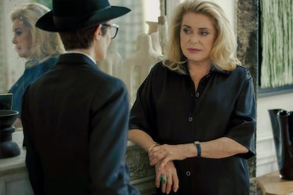 La actriz Catherine Deneuve, con su hija Chiara Mastroianni, de espaldas, en 'Marcello mio'.