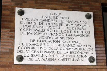 Placa ubicada en la Escuela Politécnica Superior de Sevilla.