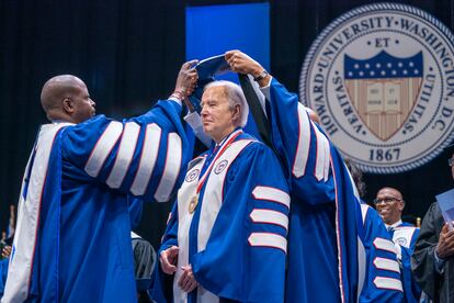 El presidente de Estados Unidos, Joe Biden, es investido doctor honoris causa durante un acto de graduación de la Universidad de Howard, en Washington.