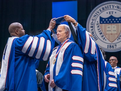 El presidente de Estados Unidos, Joe Biden, es investido doctor honoris causa durante un acto de graduación de la Universidad de Howard, en Washington.