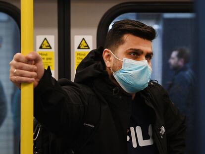 Un hombre con mascarilla en el metro de Londres el 3 de marzo pasado.