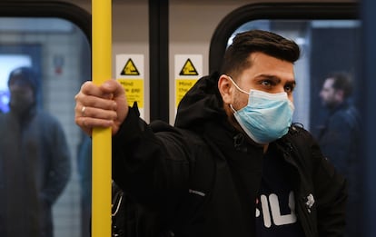 Un hombre con mascarilla en el metro de Londres el 3 de marzo pasado.