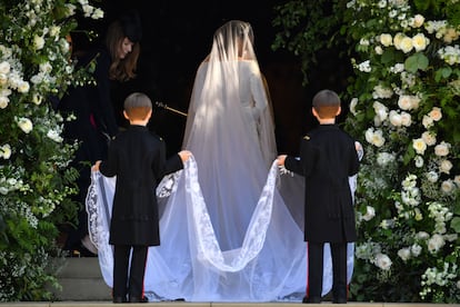 Aunque la casa Givenchy es francesa, Claire Waight Keller, su diseñadora es inglesa. Con esta elección Markle ha querido celebrar el gran éxito de la diseñadora británica al frente de una de las casas de moda más importantes de la historia.