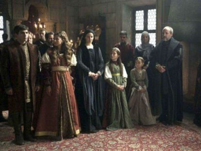 Poncela (derecha) y Guillén Cuervo (tercero por la derecha), en un fotograma de Isabel.