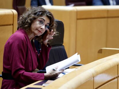 La vicepresidenta primera y ministra de Hacienda, María Jesús Montero, este miércoles, en el pleno del Senado.