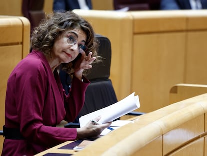 La vicepresidenta primera y ministra de Hacienda, María Jesús Montero, en el Pleno del Senado.