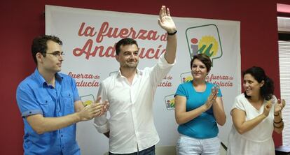 Antonio Maíllo (en el centro) saluda tras ser ratificado candidato por IU.
