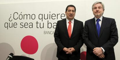 Los copresidentes de Banca Cívica, Antonio Pulido (izquierda) y Enrique Goñi, durante la presentación ayer de la estrategia del grupo.