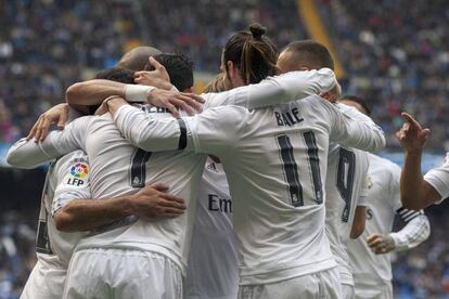 Cristiano Ronaldo celebra con sus compañeros el segundo gol.