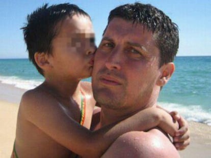 Emiliano Antonio Medina Mar&iacute;n, de 45 a&ntilde;os, sostiene en brazos a su hijo Hugo Medina Ferrer.