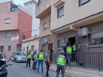 Registro en el barrio de Reina Regente, en Melilla, en la mañana de este martes, durante la operación policial contra el supuesto fraude electoral.