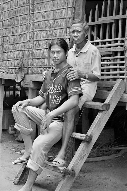 Sokheurm Man con su padre, en 2007.