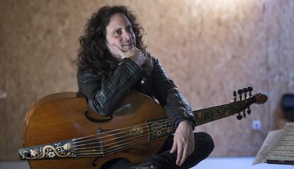 Fahmi Alqhai, violagambista y director del Festival de Música Antigua de Sevilla, en su local de ensayo.