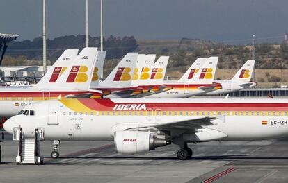 Aviones de la compa&ntilde;ia Iberia en la T-4 del aeropuerto de Barajas, Madrid.