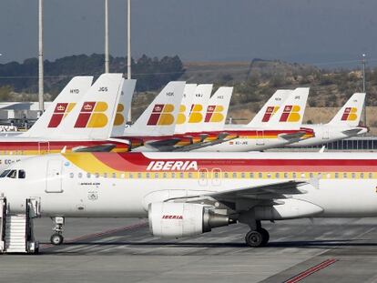 Aviones de la compa&ntilde;ia Iberia en la T-4 del aeropuerto de Barajas, Madrid.
