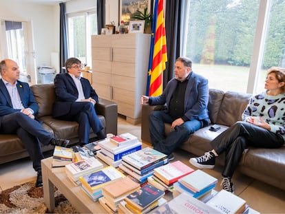 El secretario general de Junts, Jordi Turull; el presidente de Junts, Carles Puigdemont; el presidente de ERC, Oriol Junqueras, y la secretaria general de ERC, Elisenda Alamany, durante la reunión de este jueves en Waterloo.
