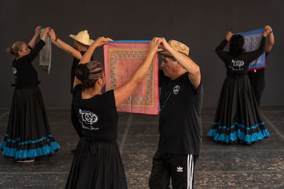 Adultos mayores que integran el taller 'Opción Danza' practican en Ciudad de México, el 26 de abril.