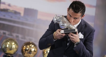 Cristiano Ronaldo durante um evento em sua homenagem no estádio Santiago Bernabéu. O Real Madrid, liderado por Florentino Pérez, homenageou o atacante português depois de Cristiano bater o recorde de gols da história do clube, no dia 2 de outubro de 2015.